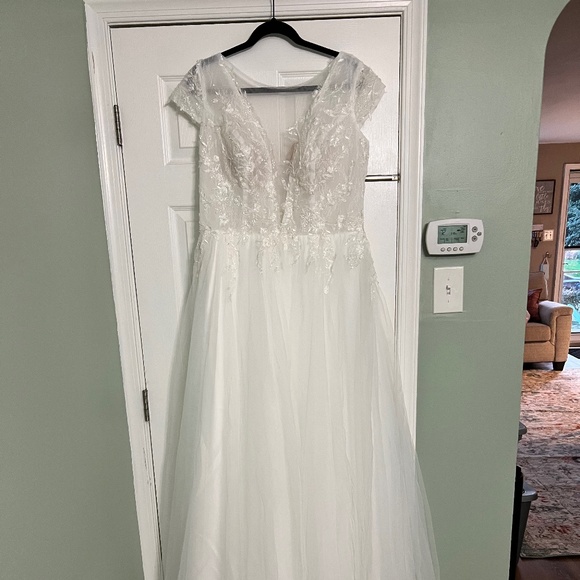 Wedding dress - Picture 1 of 12